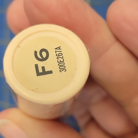 Revolution Fast Base Stick Foundation F6 6.2g New Sealed - Picture 3 of 4